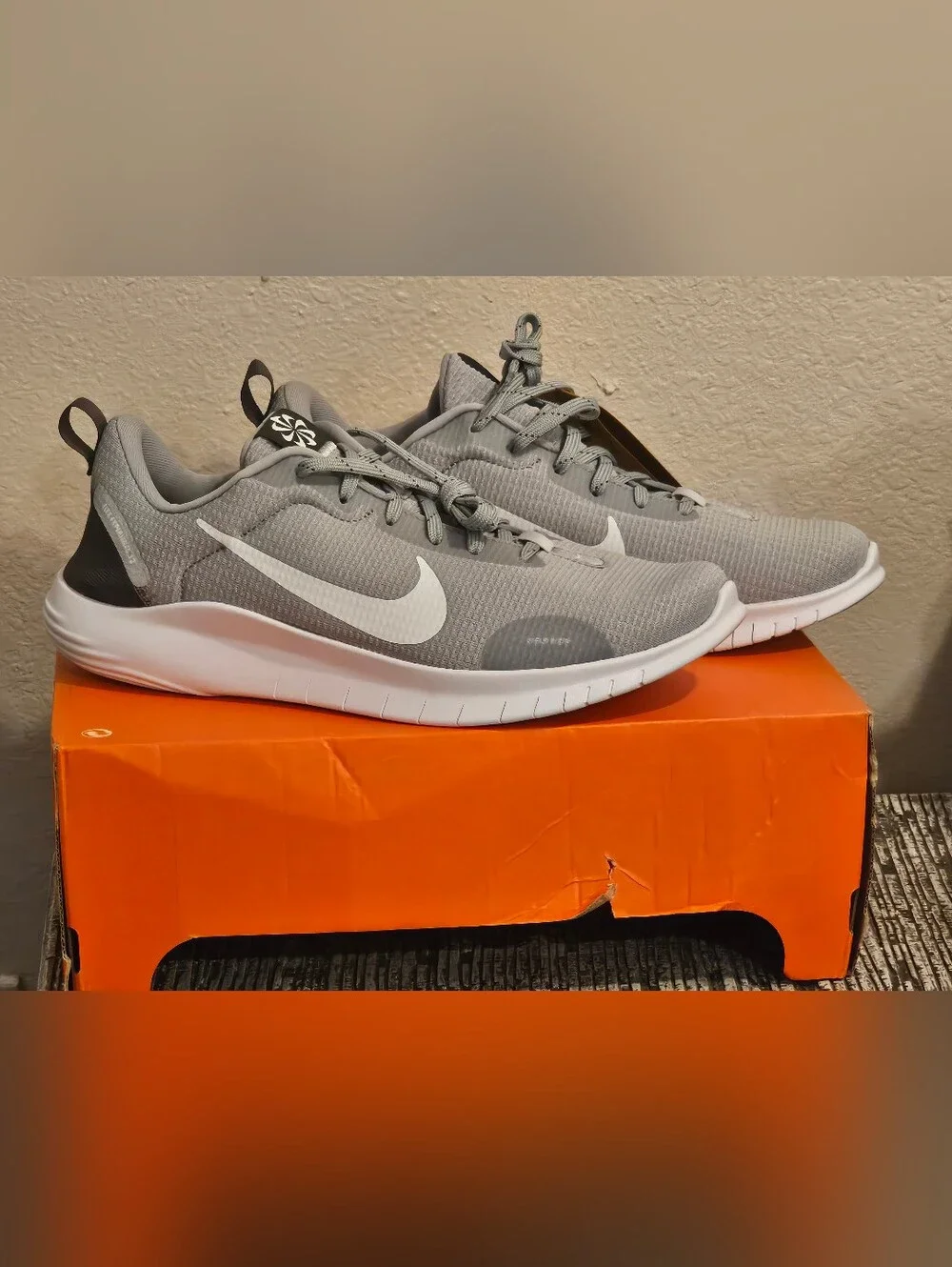 Nike Flex Experience Run 12 Men’s 10 / Women’s 11.5 NWT Grey Running Shoes